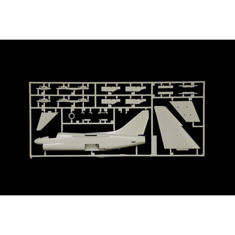 ITALERI 1/72 A-7E Corsair II