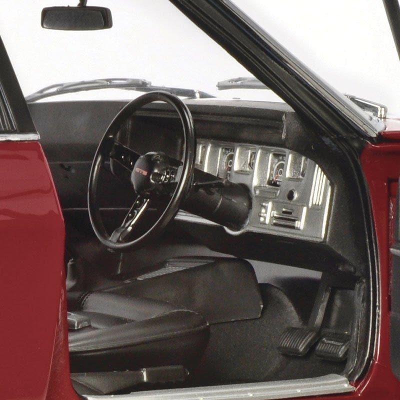 CLASSIC CARLECTABLES 1/18 Holden Monaro GTS Burgundy Sedan