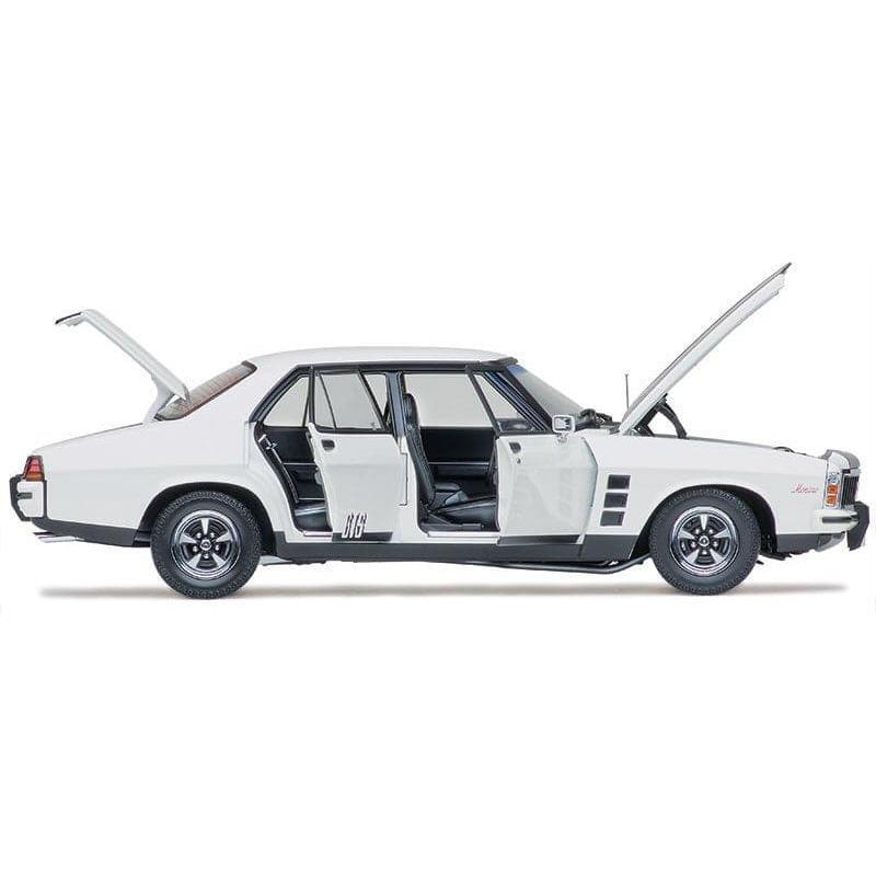 CLASSIC CARLECTABLES 1/18 Holden HX Monaro GTS Sedan Cotillion White