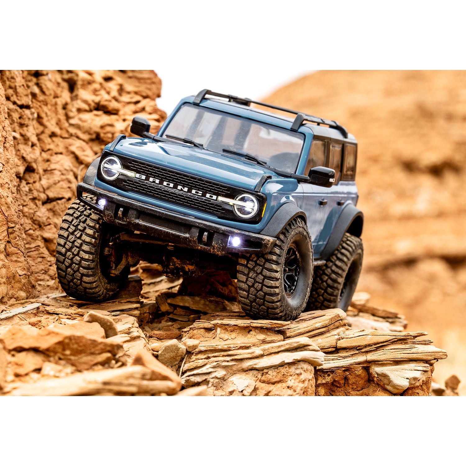 TRAXXAS 1/18 TRX-4M SCALE & TRAIL CRAWLER FORD BRONCO - BLUE