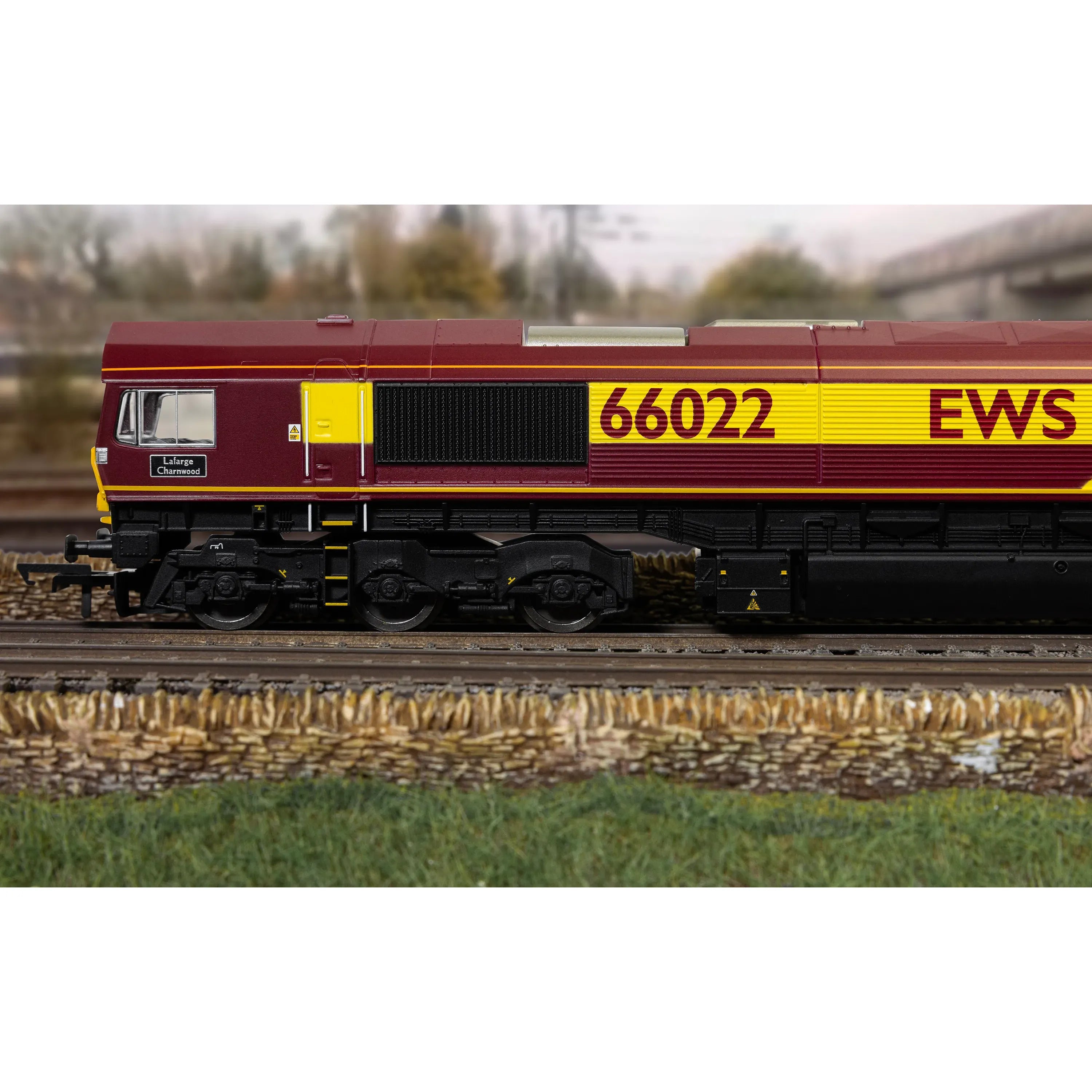 HORNBY OO RailRoad: EWS - Class 66 - 'Lafarge Charnwood' 66022