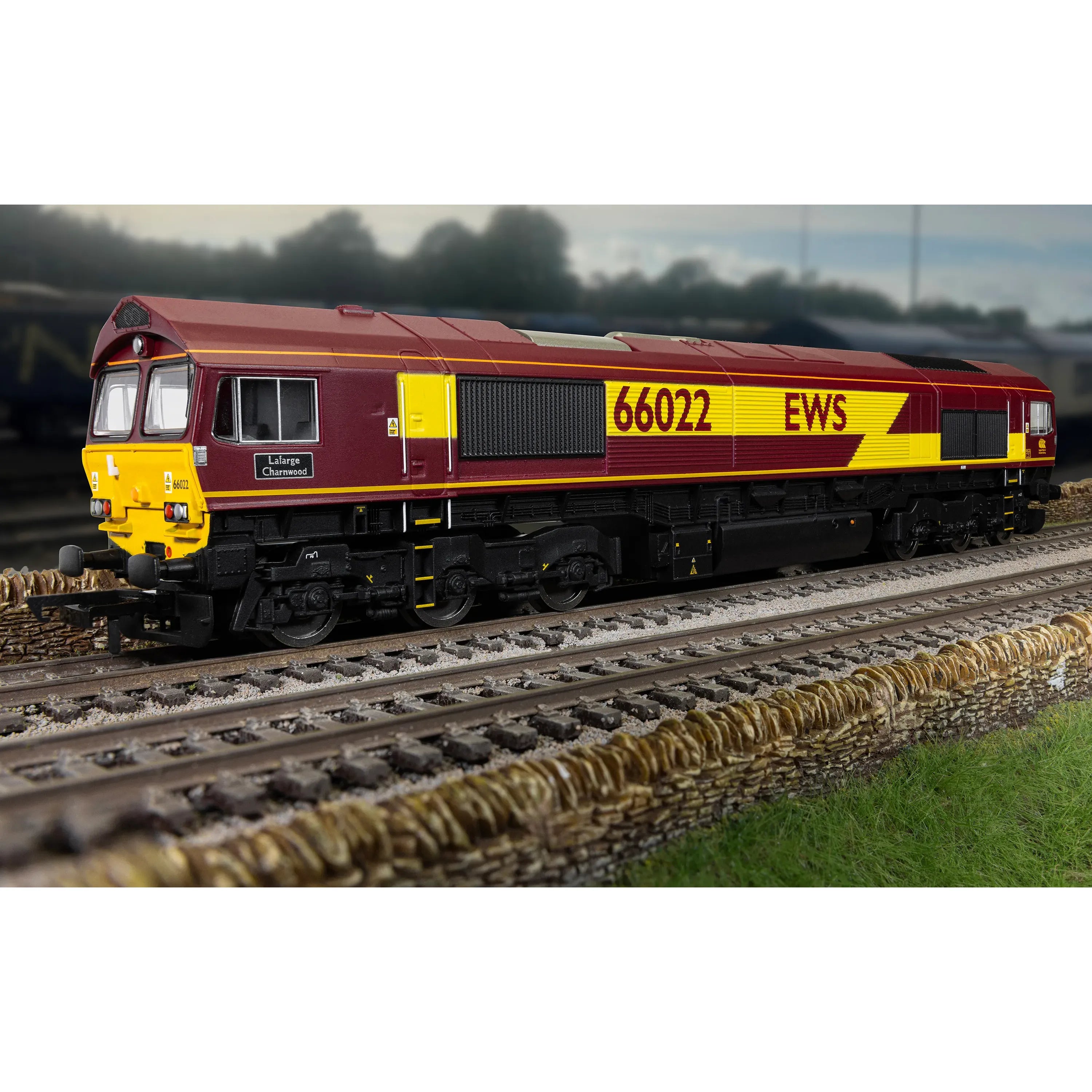 HORNBY OO RailRoad: EWS - Class 66 - 'Lafarge Charnwood' 66022