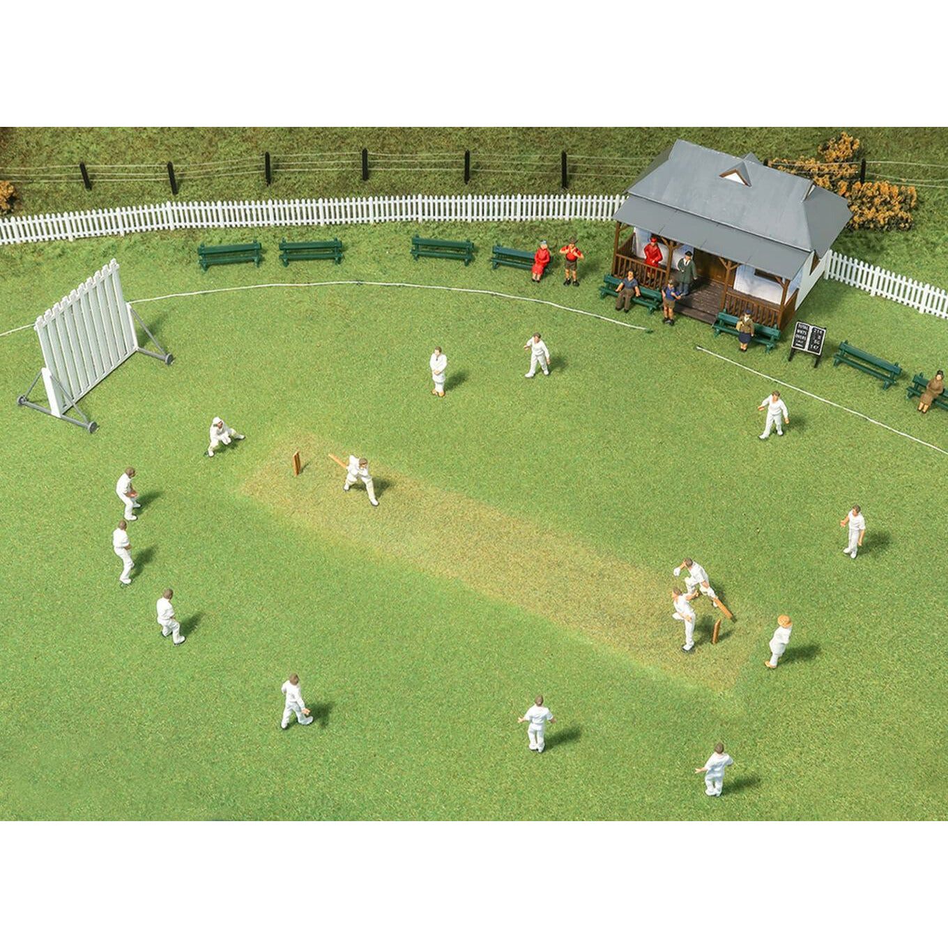 PECO Model Scene OO 15 Cricketers w/Umpires & Wickets (5300)