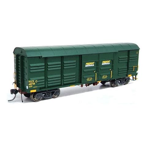 ON TRACK MODELS HO VLCX-07 40'2" Victorian Louvre Vans 3 Pack