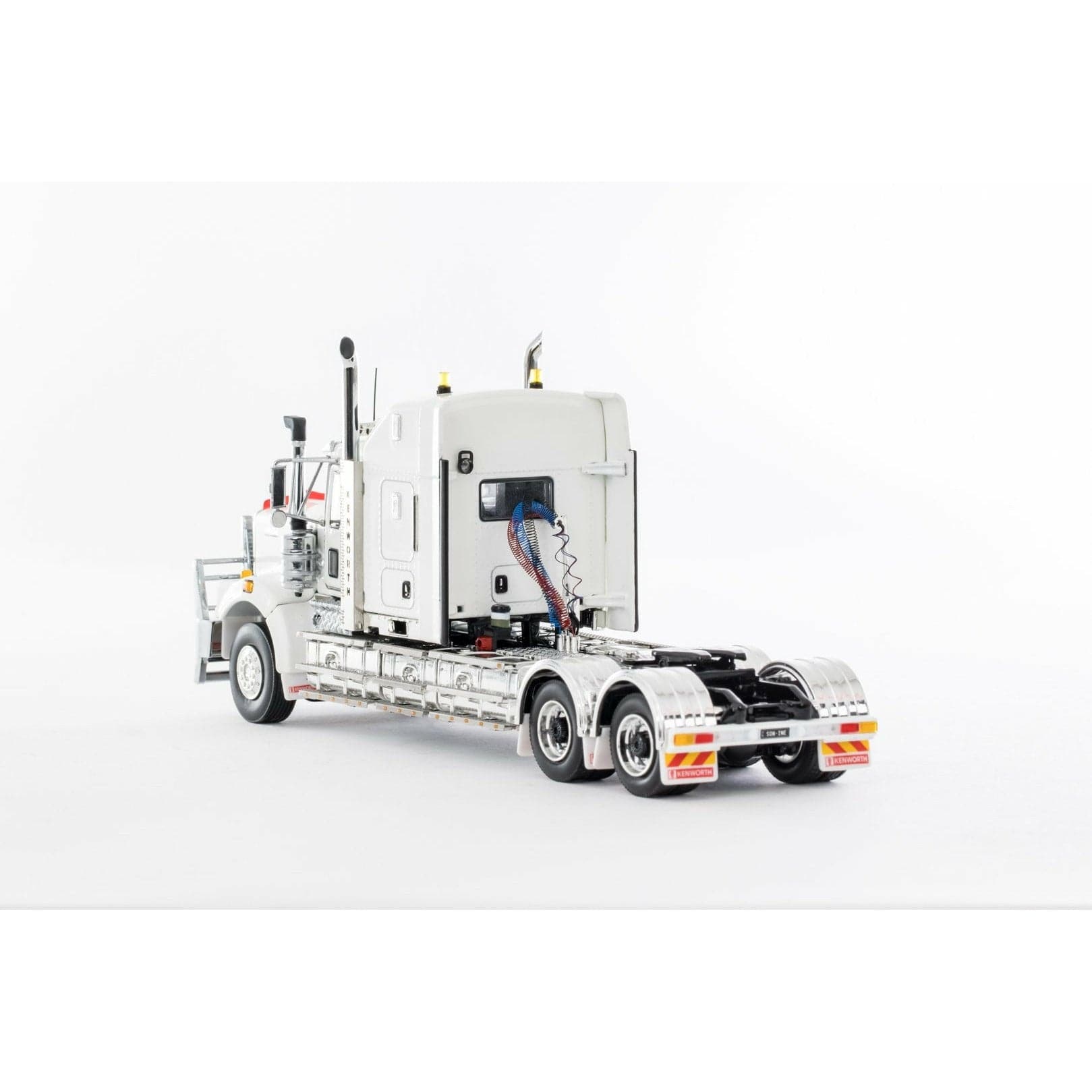 DRAKE 1/50 Kenworth C509 Sleeper White Black Chassis