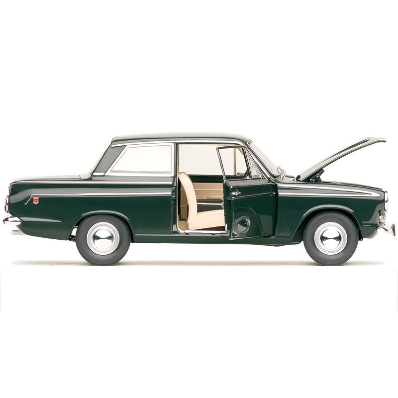 CLASSIC CARLECTABLES 1/18 Ford Cortina GT Goodwood Green