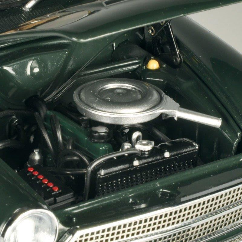 CLASSIC CARLECTABLES 1/18 Ford Cortina GT Goodwood Green