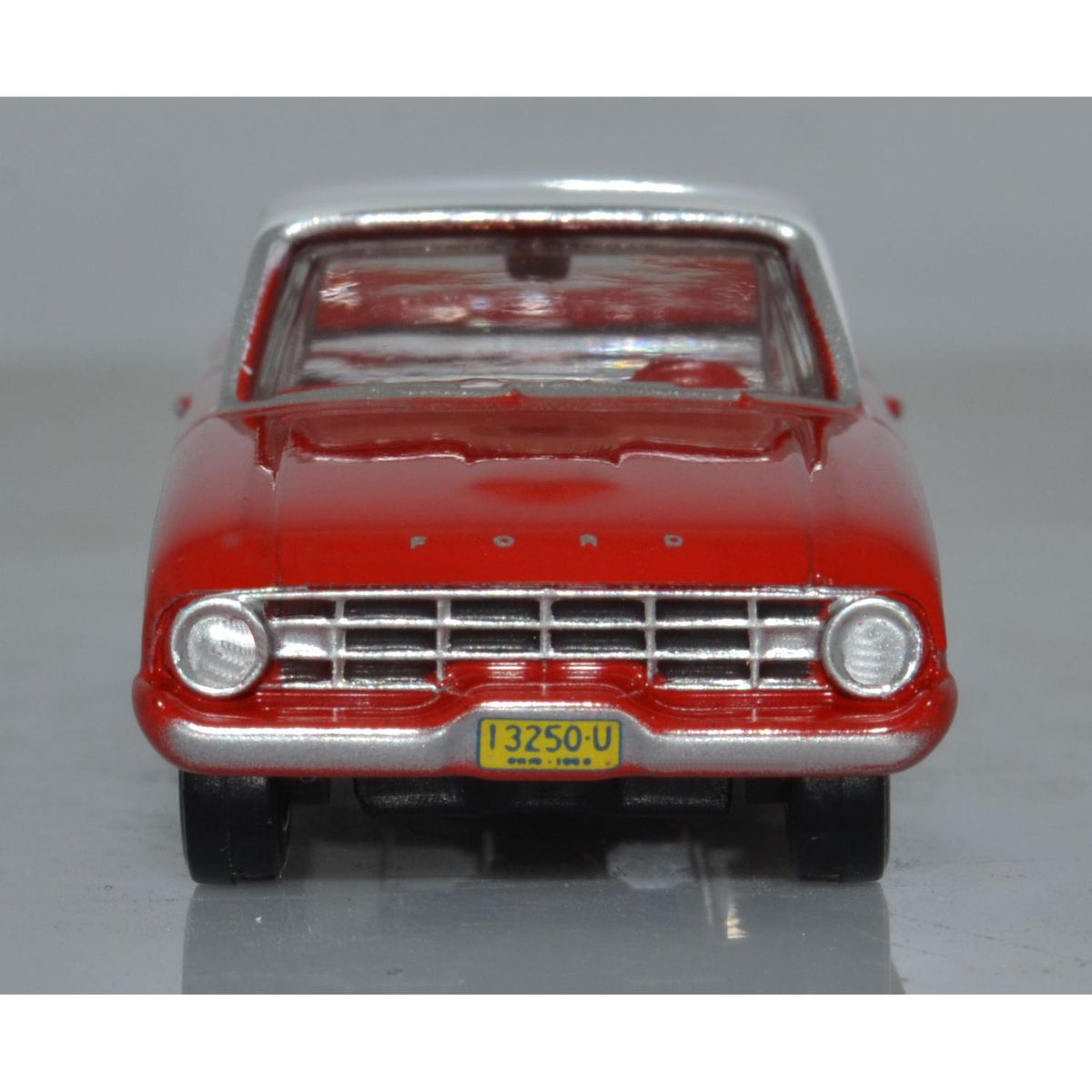 OXFORD 1/87 1960 Ford Falcon Ranchero Monte Carlo Red/Corinthian White