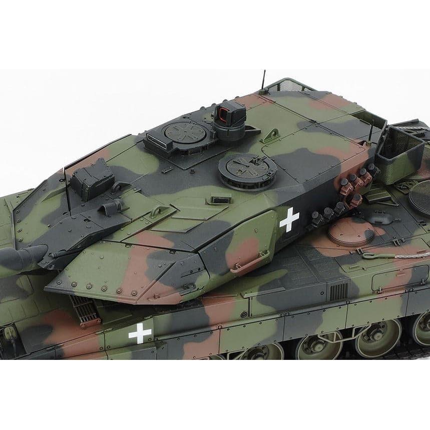 TAMIYA 1/35 Leopard 2 A6 Main Battle Tank