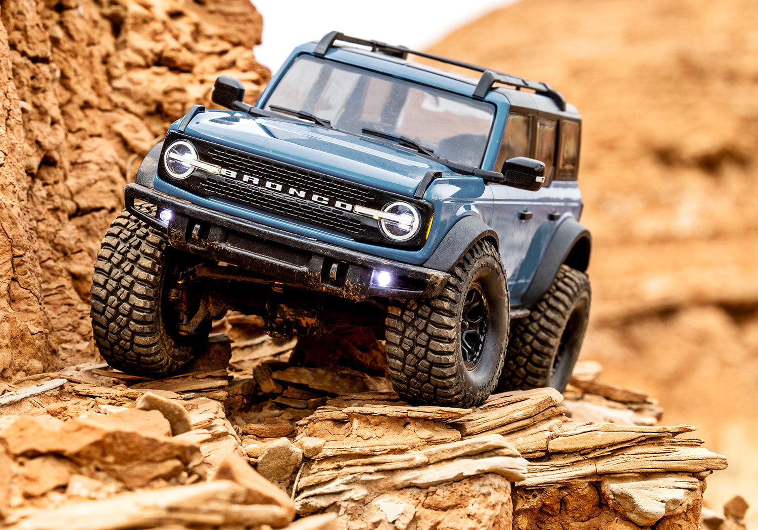 TRAXXAS 1/18 TRX-4M SCALE & TRAIL CRAWLER FORD BRONCO - BLUE