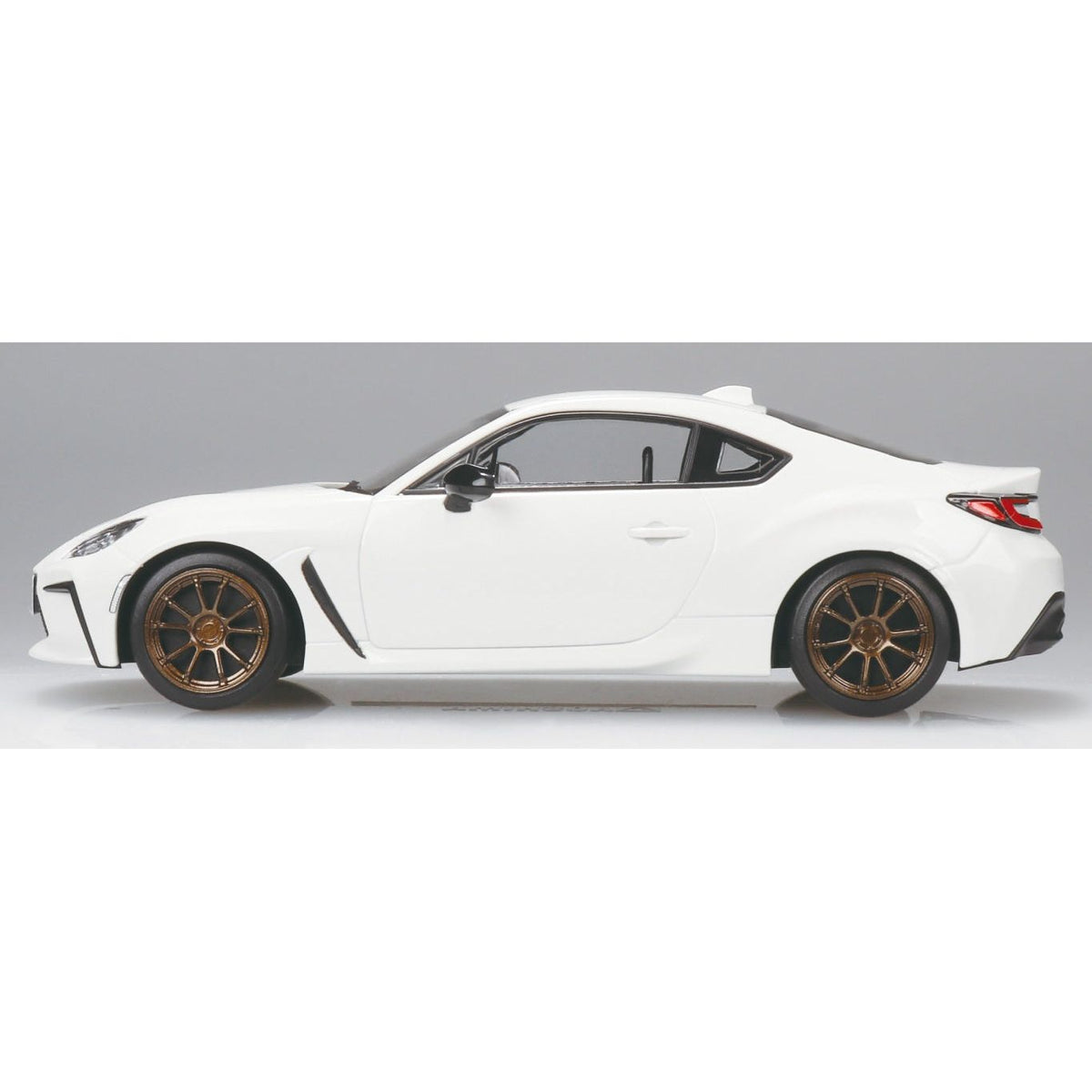 AOSHIMA 1/32 Toyota GR86 2021 Custom Wheel (Crystal White Pearl)