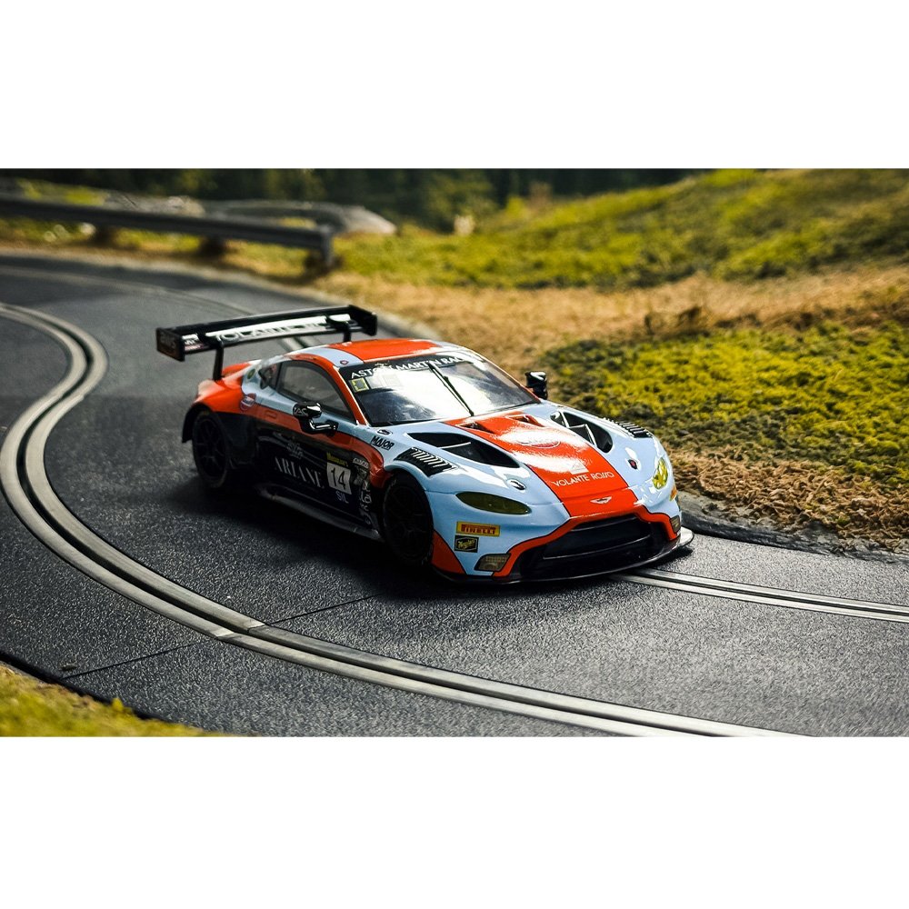 SCALEXTRIC 1/32 Aston Martin GT3 Vantage - 12hrs of Bathurst 2025 - Gulf Edition