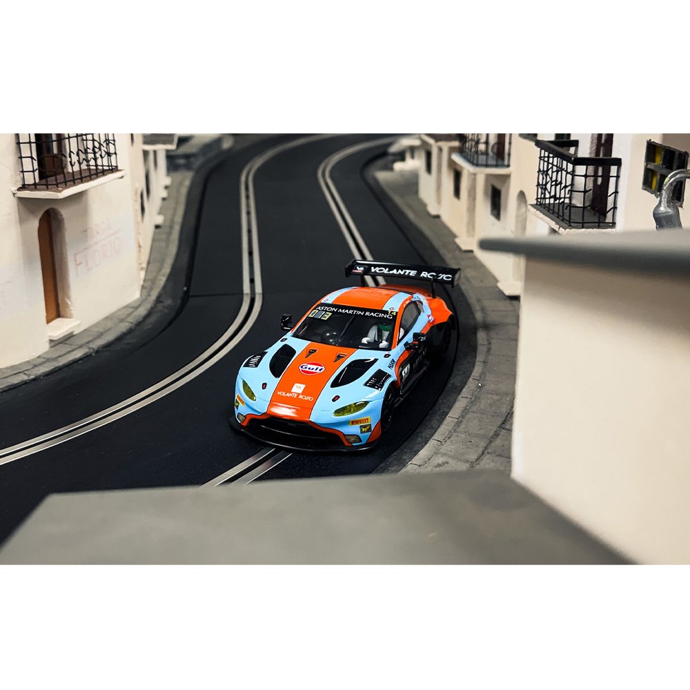 SCALEXTRIC 1/32 Aston Martin GT3 Vantage - 12hrs of Bathurst 2025 - Gulf Edition