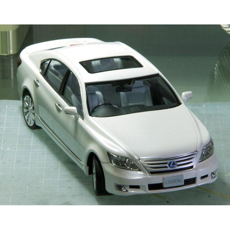 FUJIMI 1/24 Lexus LS600hL (ID-44) Plastic Model Kit [03753]