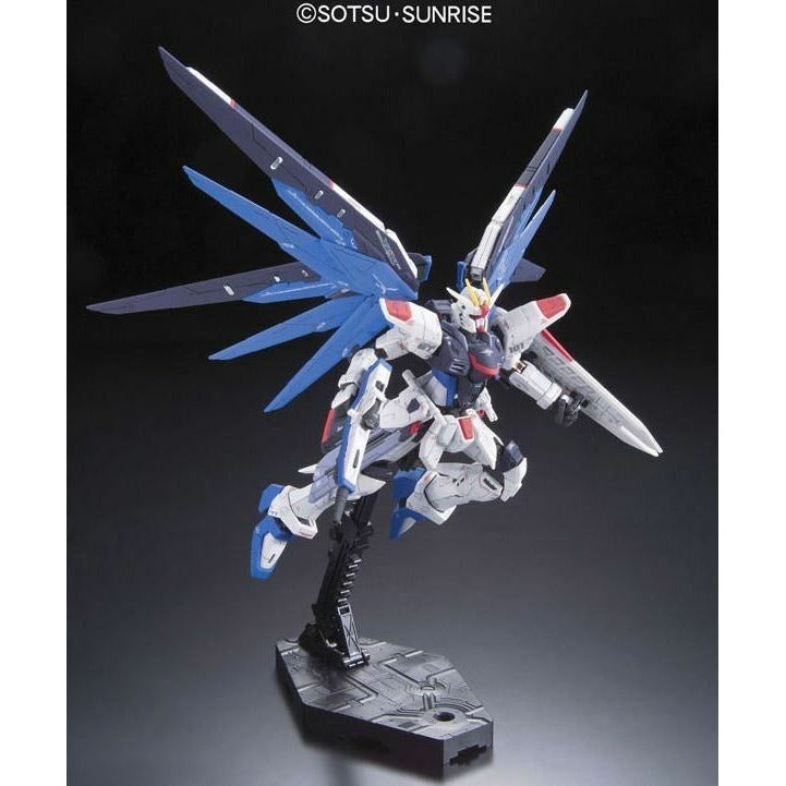 BANDAI 1/144 RG Freedom Gundam