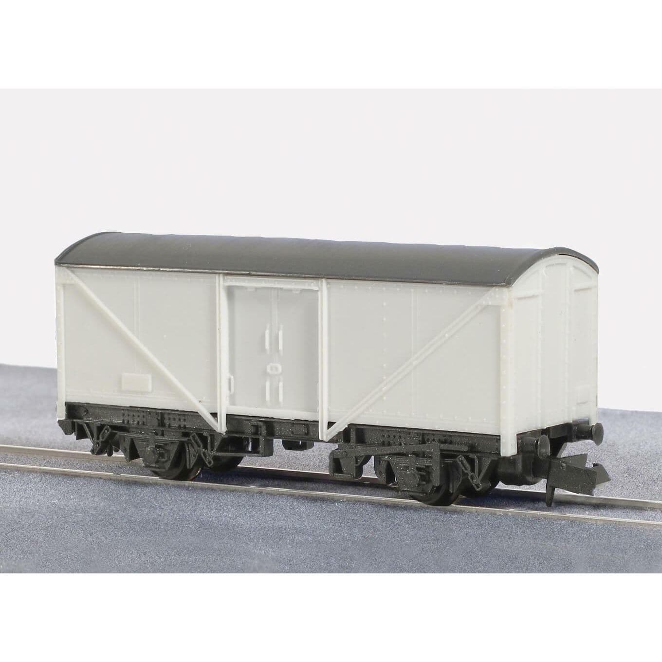 PECO OO9 BOX VAN, PARCELS & FISH (KNR9)