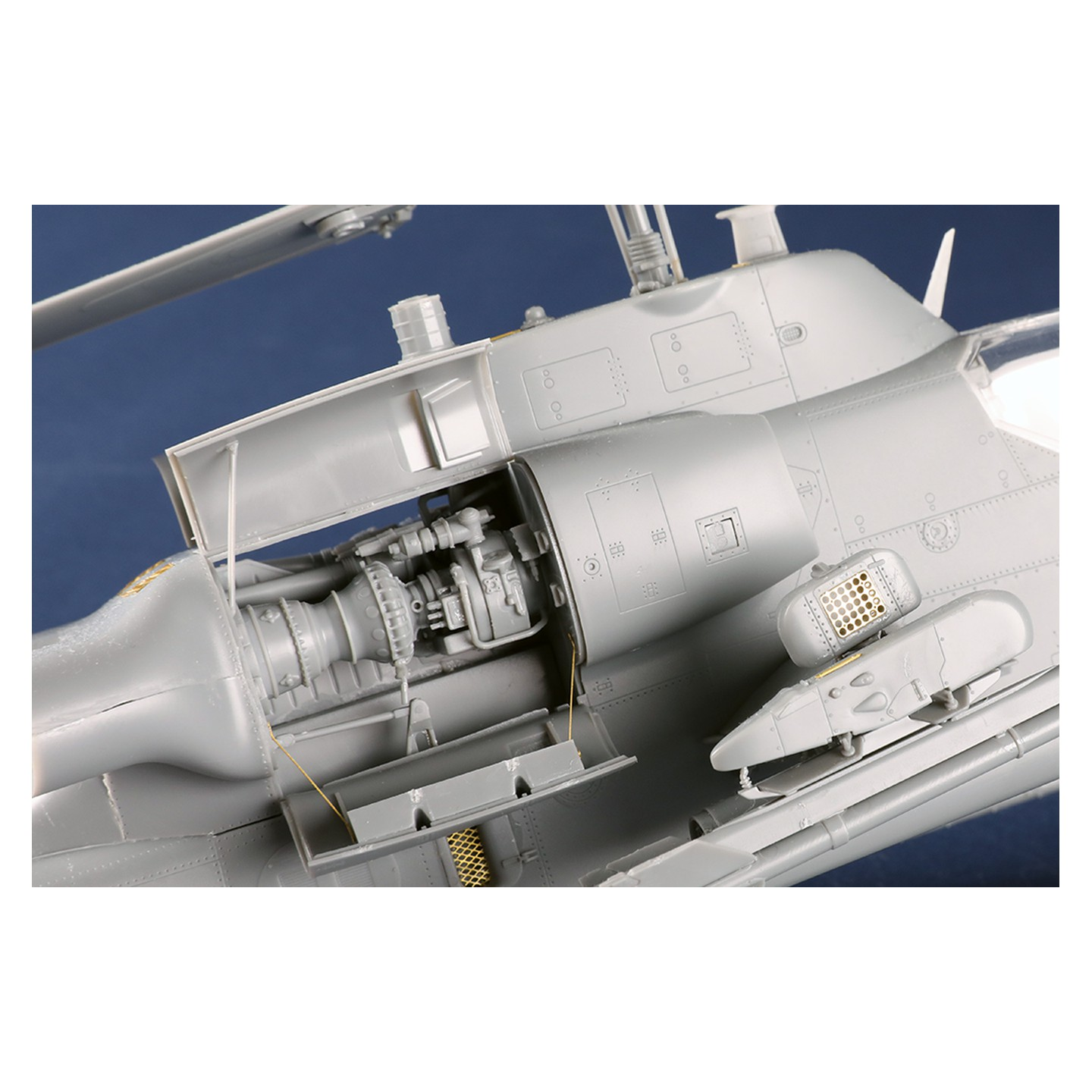 TRUMPETER 1/35 AH-1W Super Cobra (Turned Exhaust) Plastic Model Kit