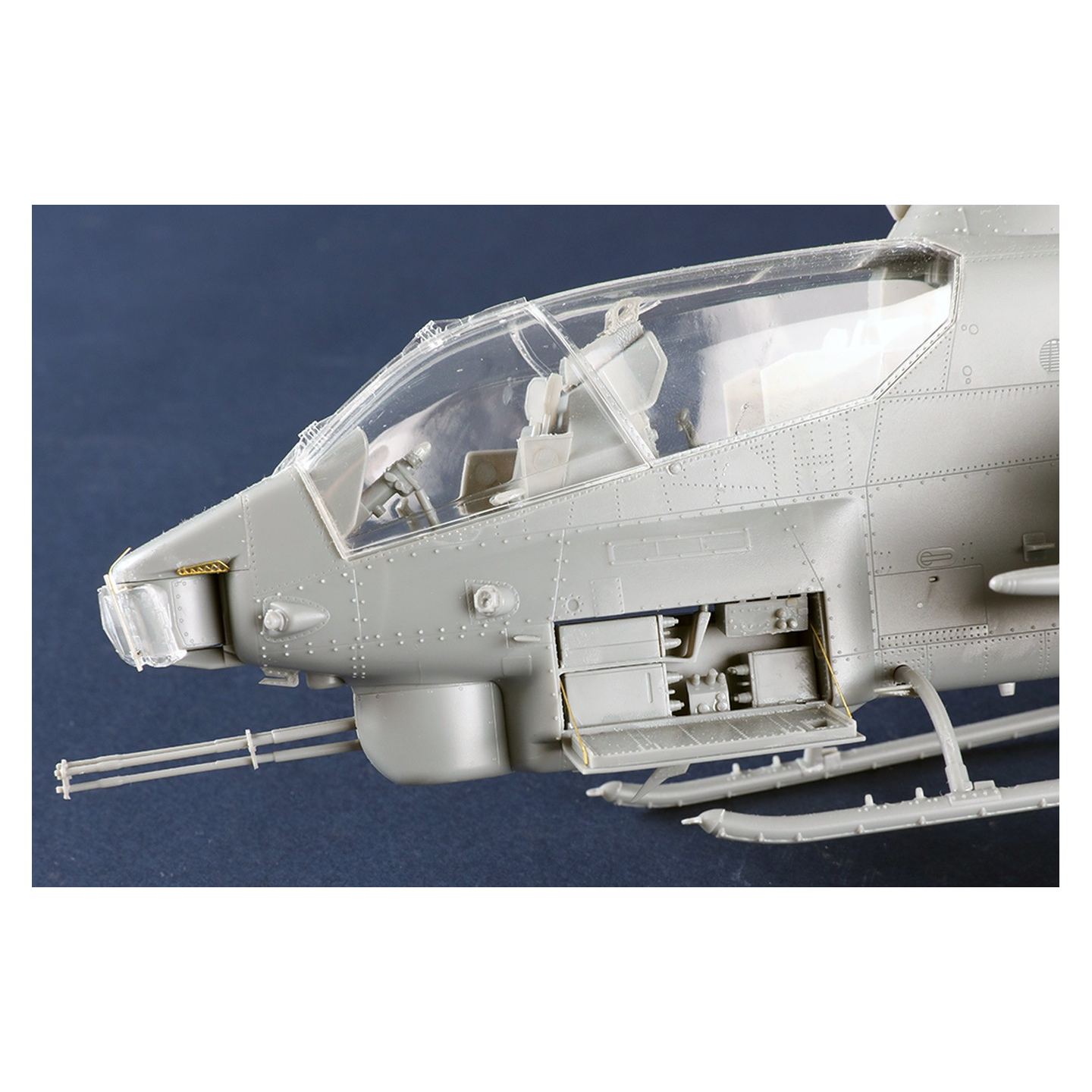 TRUMPETER 1/35 AH-1W Super Cobra (Turned Exhaust) Plastic Model Kit