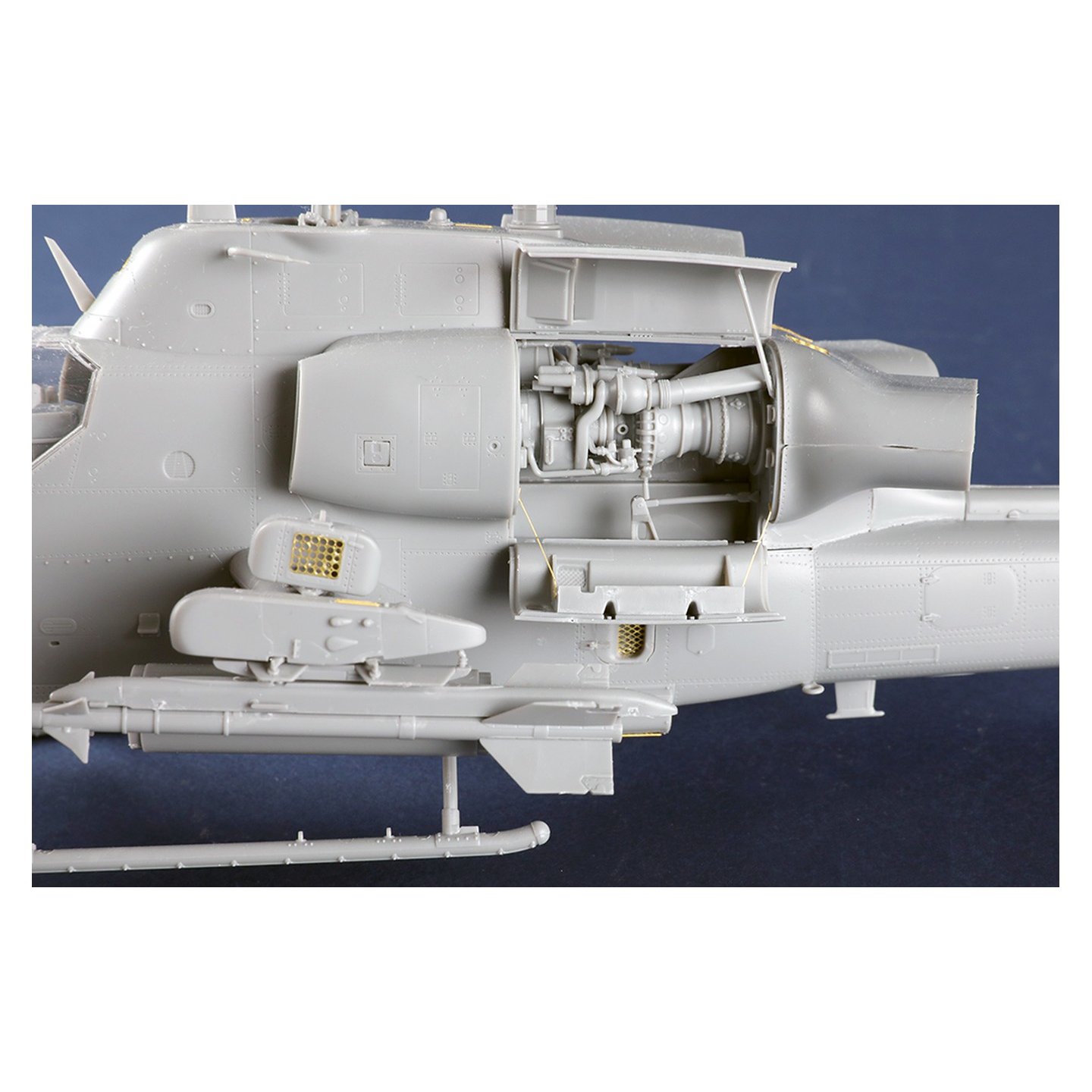 TRUMPETER 1/35 AH-1W Super Cobra (Turned Exhaust) Plastic Model Kit