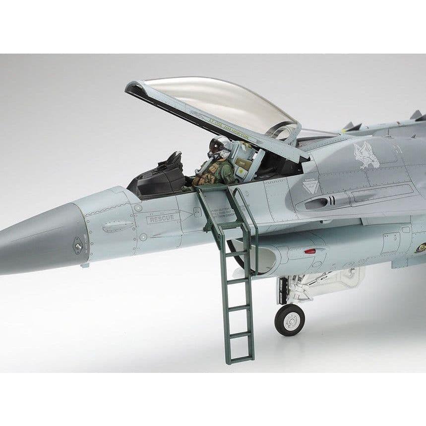 TAMIYA 1/32 F16CJ Fighting Falcon Block 50