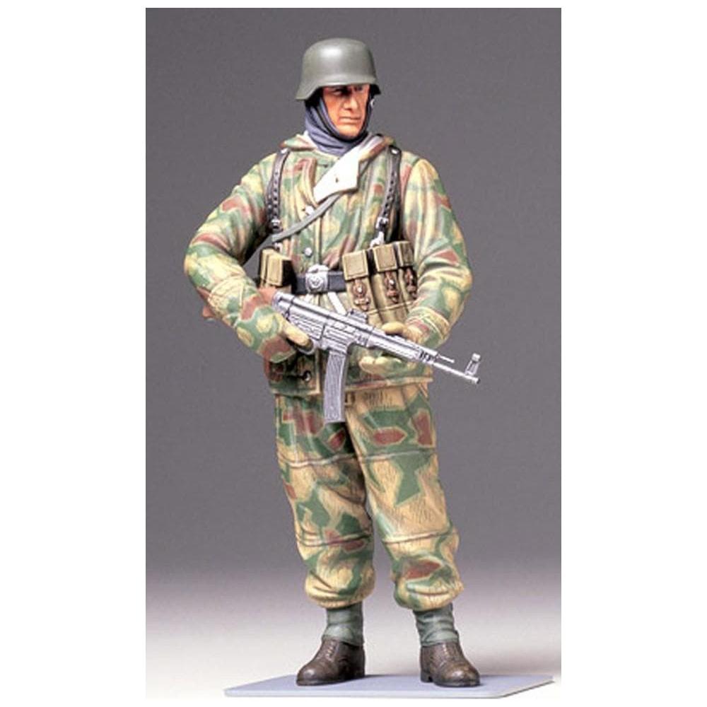 TAMIYA 1/16 WWII German Infantryman (Reversible Winter Unif