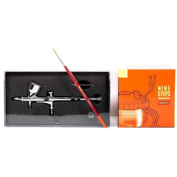 [SUGGESTED IMAGE: Close-up photo showing paint spider threads between airbrush and model surface]