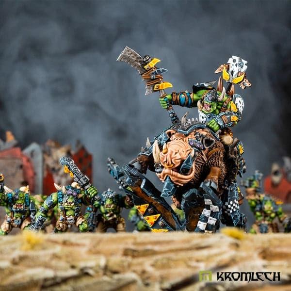 KROMLECH Orc Wild Tribez Warchief on Cyboar (1)