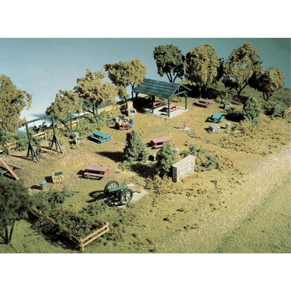 WOODLAND SCENICS HO Memorial Park Comp Scene